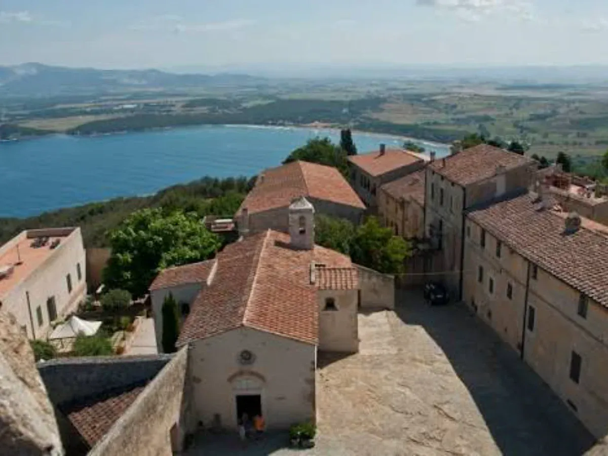 Baratti e Populonia: mare, borghi e tombe etrusche